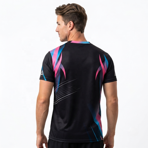 Camiseta de Tenis Sublimada de Manga Corta, Absorbente de Humedad, Transpirable, de Secado Rápido, Ajuste Atlético, Cuello en V Negro, Elástica y Ecológica - Product Image 2