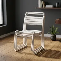 Chaise empilable moderne en métal blanc avec dossier à lattes pour salon et salle à manger