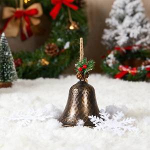 Cloche de Noël en métal finition bronze martelé avec pommes de pin, baies et corde de jute, ornement suspendu pour arbre de Noël - Product Image 1