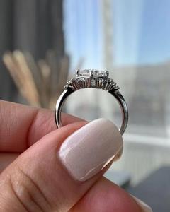 Anillo de Compromiso con Diamante Corte Princesa en Oro Blanco con Piedras Laterales Redondas, Anillo de Novia de Inspiración Vintage, Joyería Fina con Diamantes - Product Image 2