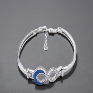 กำไลข้อมือเงินแท้ทรงอินฟินิตี้ ดีไซน์หรูหราสำหรับผู้หญิง ประดับด้วยเคลือบสีน้ำเงินและเพชรคิวบิกเซอร์โคเนียสีขาวระยิบระยับ ทันสมัย น้ำหนัก 10 กรัม - Product Image 1