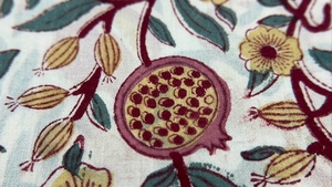Tissu en coton léger et écologique imprimé à la main, motif floral grenade, style indien Jaipur, pour robes de filles et de garçons - Product Image 2