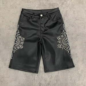 Shorts en similicuir PU noir sur mesure pour homme, coupe droite, avec strass et diamants - Product Image 4