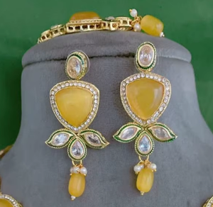 Conjunto de Collar y Pendientes de Piedras Kundan Chapadas en Oro de Primera Calidad Tradicional con Tikka para Bodas, Colección para Mujer - Product Image 2