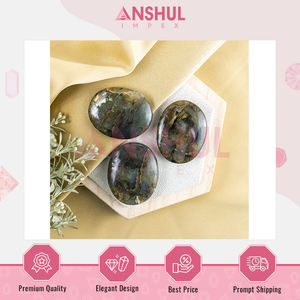 หินลาบราดอไรต์ธรรมชาติทรงรีขัดเงาขนาด 2.5 นิ้ว น้ำหนัก 1 กิโลกรัม สำหรับการปกป้องและปรับสมดุลพลังงาน จากอินเดีย Anshul Impex - Product Image 3