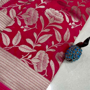 Sari de luxe en soie crêpe Khadi avec pallu en tissage Jari riche, pompons fantaisie, motif floral Jaal, bordure Jari doublée - Product Image 1