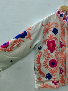 Veste bomber en velours brodée à la main pour femmes |   Artisanat indien d'automne, design floral folklorique |   Artisanat coloré fait main - Product Image 3