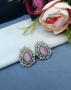 Boucles d'oreilles clous en pierre en forme de poire, style Kundan, pour femmes, plaquées or antique, pour mariage, collections de vêtements ethniques. - Product Image 3
