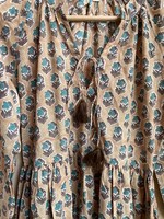 Robe longue décontractée en coton 100% écoresponsable, imprimée au bloc, à col en V, manches longues et décorations à pompons, coupe trapèze