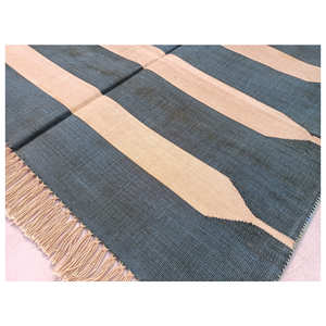 Tapis moderne fait à la main en coton tissé vert et beige plat personnalisé de couleur unie teint en légumes naturels par un fournisseur indien pour un usage domestique - Product Image 1