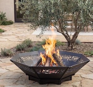 Barbecue à bois en acier avec logo personnalisé, foyer extérieur pour le camping, la cuisson, les smores et la cuisine en plein air - Product Image 1