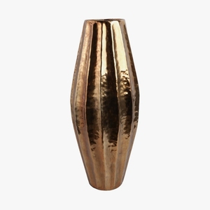 Vase en métal bronze cannelé fait main, grand récipient décoratif moderne, centre de table de luxe pour salon, accent d'intérieur - Product Image 1