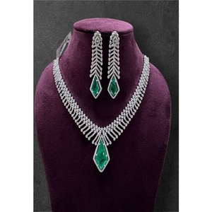 Conjunto de Collar y Pendientes de Latón Plateado con Circonita Verde Corte Esmeralda y Diseño Geométrico para Mujer, Joyería para Fiestas y Bodas - Product Image 1