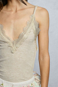 เสื้อสายเดี่ยวคอวีลูกไม้ลายลูกไม้ - Product Image 5