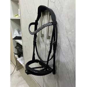 สายรัดจมูกม้าหนังแก้วสีดำแบบอังกฤษ พร้อมแผ่นรองบังเหียนประดับคริสตัล โซ่ประดับหน้าผากม้า อุปกรณ์สแตนเลส สำหรับขี่ม้า มี 4 ขนาด - Product Image 2