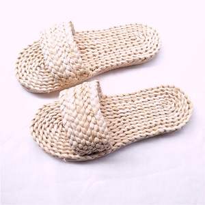 Sandales en jacinthe d'eau naturelle, pantoufles tissées écologiques pour un confort intérieur et extérieur, chaussures artisanales en herbe, vente en gros - Product Image 3