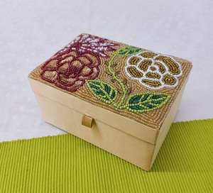 Nueva llegada: Caja de joyería beige de estilo indio clásico con bordado personalizado, caja de joyería de gamuza con flores para anillos y pendientes. - Product Image 4