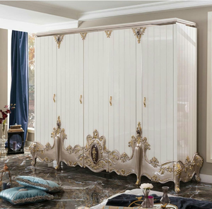 Armoire élégante en bois d'ivoire décorée de filigranes dorés et de côtés courbes, disponible à prix de gros. - Product Image 4