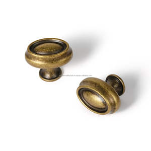 Perillas elegantes de latón ideales para muebles de madera, gabinetes y cajones, que añaden un atractivo interior cálido. - Product Image 1