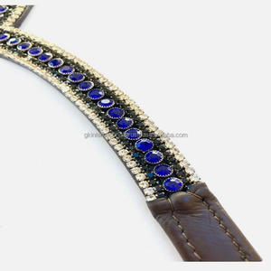 Bandeau de tête de cheval en cuir noir de qualité supérieure en forme de V personnalisé avec cinq rangées de cristaux bleus et blancs en strass, bandeau de dressage - Product Image 6