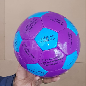 Balón de Fútbol Morado y Azul con Serigrafía de Preguntas para el Aprendizaje Emocional y el Desarrollo de Habilidades de Comunicación - Product Image 3