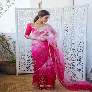 Sari en soie Tebby doux avec un magnifique imprimé floral, orné de perles, de paillettes et de broderies Katdana sur la bordure. - Product Image 1
