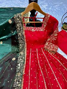 Costume Anarkali brodé en soie rouge avec dupatta vert pour femmes, robe traditionnelle indienne pakistanaise pour mariage - Product Image 3