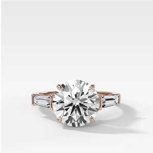 Bagues de fiançailles minimalistes en or massif 14 carats avec trois pierres, diamant rond de laboratoire de 2 carats et pierres latérales baguette coniques - Product Image 5