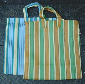 Sacs fourre-tout pour femmes en PVC vegan et nylon, recyclés, tailles variées, toutes saisons, en tissu non tissé, résistants à l'eau, personnalisables - Product Image 4