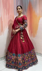 Lehenga Choli de Seda de Bombay Hecho a Mano de Lujo con Bordado de Espejo y Dupatta de Chinnon, Traje Nupcial para Navratri para Mujer - Product Image 3