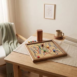 Jeu de serpents et d'échelles en bois avec des pièces en bois colorées et des dés, design classique - Product Image 4