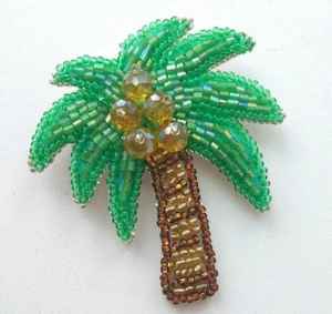 Broche Élite Figue Rouge Oignon, Broderie Artisanale de Perles de Verre, Épingle de Revers Naturelle pour Femme, Accessoire Vestimentaire de Créateur, Œuvre d'Art - Product Image 6