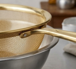 Colador de malla fina dorada de acero inoxidable con mango largo, utensilios de cocina - Product Image 3