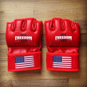 Gants de MMA UFC Freedom 250 en cuir PU rouge, demi-doigts, pour adultes, entraînement d'arts martiaux, logo personnalisé - Product Image 1