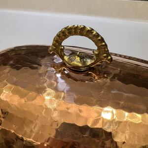 Plateau de service en cuivre martelé fait main avec couvercle, doublure en étain et détails en laiton – Vaisselle artisanale pour dîner d'hôtel - Product Image 4