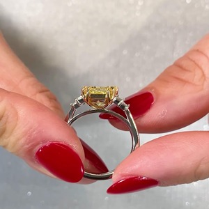 Anillo de Diamante Amarillo Corte Radiante de Laboratorio con Engaste de Garras en Oro Blanco de 14K, Certificado IGI y Claridad VVS - Product Image 4