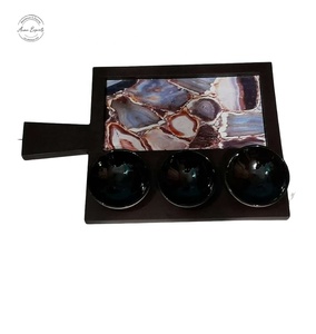 Plateau de service en bois de qualité supérieure avec dessus en résine artistique et trois bols pour une présentation élégante des en-cas et des réceptions dans une cuisine moderne - Product Image 1