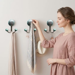 Patère murale vintage à motif floral avec boutons en céramique aqua, double patère métallique pour rangement de vêtements - Product Image 2
