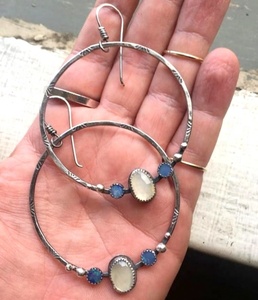 INDIA GEMS Boucles d'oreilles créoles classiques multi-designs en argent 92,5 avec pierres précieuses naturelles pour anniversaire, élégantes et tendance - Product Image 1