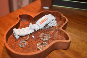 Bandeja de Servicio de Madera Elegante de Alta Calidad con Asa de Metal para Restaurantes y Hoteles de la India - Product Image 4