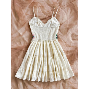 Robe d'été courte à volants style bohème en crochet, jupe courte à volants superposés qui confère une forme évasée et féminine en A. - Product Image 3