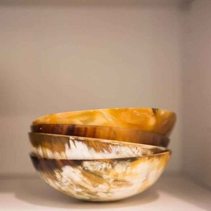 ชามสลัดทำจากเขาควายธรรมชาติ งานแฮนด์เมด เป็นมิตรกับสิ่งแวดล้อม ขัดเงาแล้ว เหมาะสำหรับเสิร์ฟอาหารในงานปาร์ตี้และบนโต๊ะอาหาร - Product Image 4