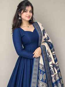 Vestido kurta tradicional de seda con estampado digital, largo hasta el suelo, de secado rápido, corte regular, para mujer, ideal para fiestas, bodas, Diwali y uso casual. - Product Image 4