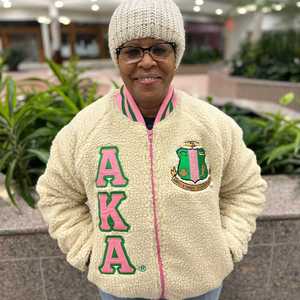 Blouson Bomber Sherpa AKA en Polaire Neutre avec Broderie Chenille Lettres Grecques pour Femme – Manteau d'Hiver de Qualité Supérieure avec Fermeture Éclair - Product Image 6