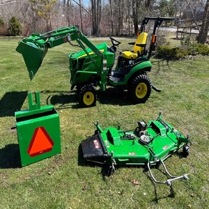 รถแทรกเตอร์มือสอง John Deere 1025R พร้อมหัวตักและตัวตัดหญ้า (ตัวเลือกเสริม) เครื่องยนต์ดีเซล 35 แรงม้า ขนาดกะทัดรัด ขับเคลื่อน 4 ล้อ ใช้งานน้อย สภาพดีเยี่ยม - Product Image 4