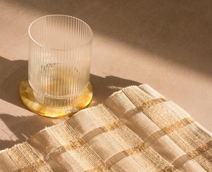 Juego de 4 posavasos redondos de nácar amarillo con mosaico de concha para mesa de café, decoración de comedor, venta al por mayor - Product Image 4