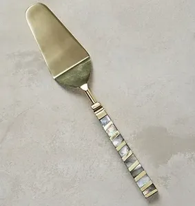 Elegante juego de metal para servir pasteles y queso, diseñado para bodas y recepciones, ideal para realzar la decoración de la mesa de postres. - Product Image 2