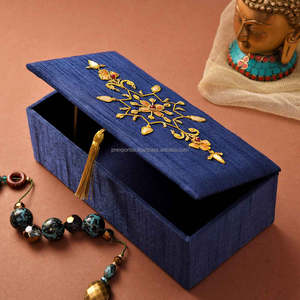 Caja de Joyería de Cartón de Lujo Zardozi, Lisa, Grabada, con Cierre Magnético en Forma de Mariposa, Adornada con Perlas y Bordados, para Anillos de Boda - Product Image 5
