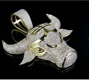 Colgante de Plata de Ley 925 Personalizado con Signo Zodiacal Tauro, Forma Redonda Blanca de Moissanita - Product Image 1