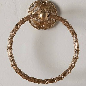 Porta Toallas con Diseño Floral para Baño, Elegante y Lujoso, de Alta Gama, en Latón y Aluminio, Organizador con Estilo - Product Image 2